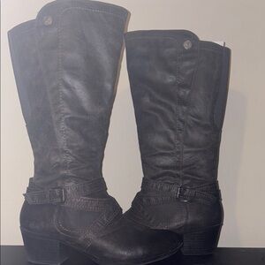 Stylish Gray Leather Boots